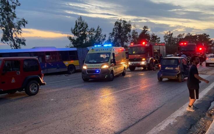 Εικόνες από τροχαίο στο Λαγονήσι: Λεωφορείο συγκρούστηκε με αυτοκίνητο