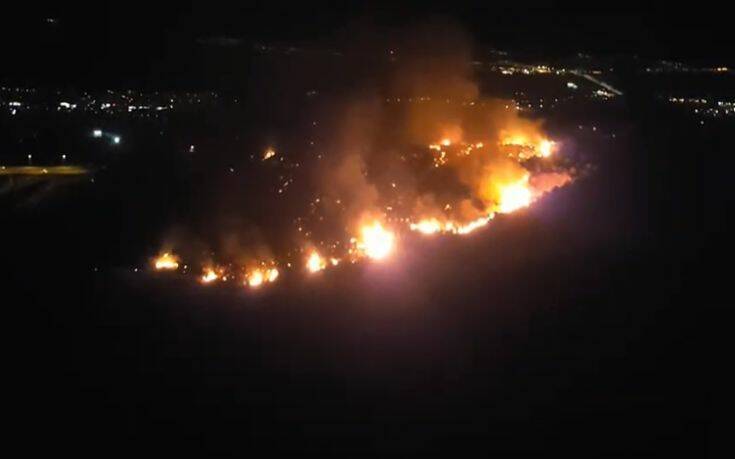 Ανεξέλεγκτη η φωτιά στην Πάτρα απειλεί κατοικημένες περιοχές