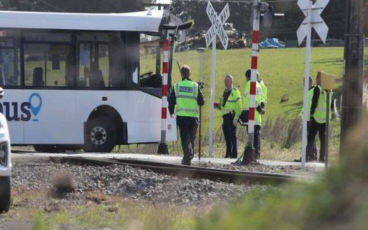 Ένας νεκρός και δεκάδες τραυματίες σε σύγκρουση σχολικού με τρένο στη Ν. Ζηλανδία