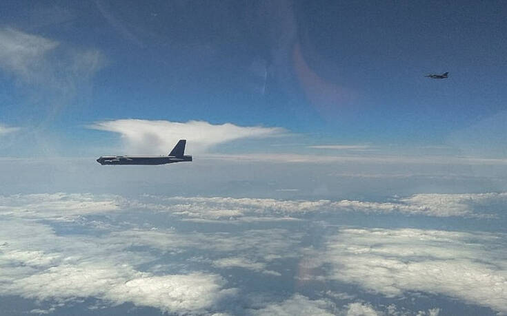 Ελληνικά F-16 συνοδεύουν αμερικανικά βομβαρδιστικά εντός των FIR Αθηνών και Λευκωσίας – Δείτε εικόνες