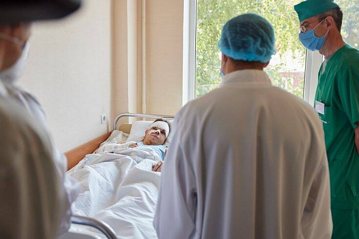 Ο πρόεδρος Ζελένσκι στο νοσοκομείο με τον μοναδικό επιζώντα της συντριβής του ουκρανικού αεροσκάφους