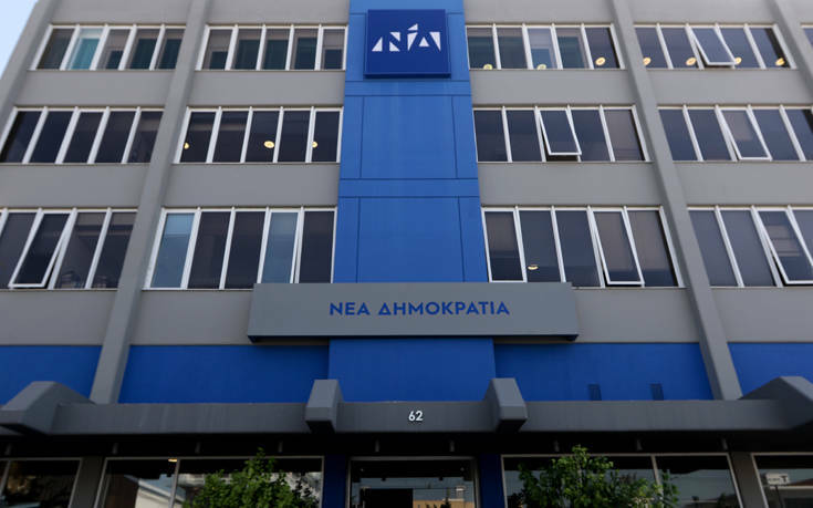 Η ΝΔ κατηγορεί τον ΣΥΡΙΖΑ για έλλειψη σοβαρότητας – Οι δηλώσεις Τζάκρη, ο Τσακαλώτος και ο «θεατής» Τσίπρας