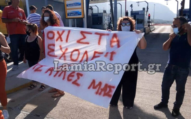 Καμένα Βούρλα: Έκλεισαν την εθνική οδό οι κάτοικοι – Ένταση στα διόδια της Αγίας Τριάδας