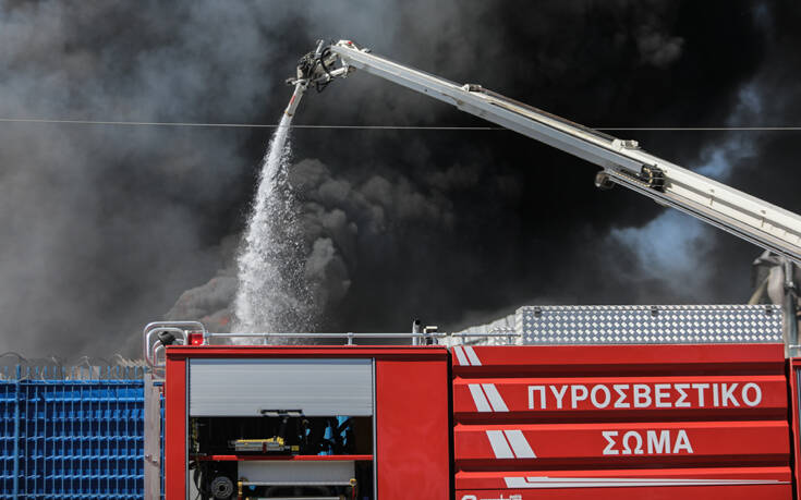 Υπό πλήρη έλεγχο φωτιά σε εργοστάσιο ανακύκλωσης στις Αχαρνές &#8211; Πυκνός μαύρος καπνός στην Αττική
