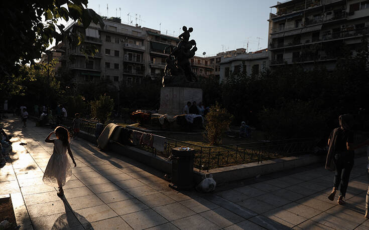 Η μπίζνα με τα διαμερίσματα στην πλατεία Βικτωρίας και τους μετανάστες που δεν έχουν πού να μείνουν