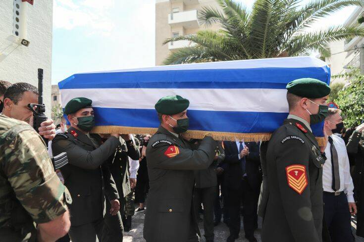 Συγκίνηση στην κηδεία του αλεξιπτωτιστή Κώστα Μελιγκώνη &#8211; «Λεβέντη μου» φώναζε η μητέρα του