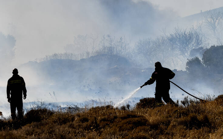 Σε ύφεση η φωτιά στην Κερατέα με μικρές αναζωπυρώσεις