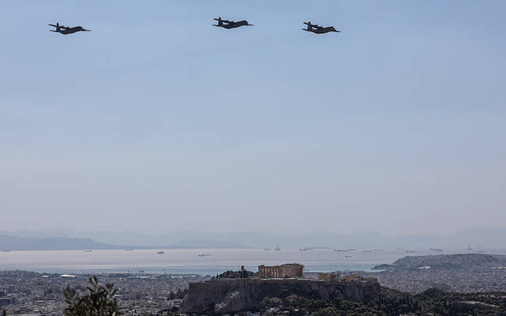 Γιατί πέταξαν αεροσκάφη C-130 πάνω από την Αθήνα – Εντυπωσιακές εικόνες από τις πτήσεις με φόντο την Ακρόπολη