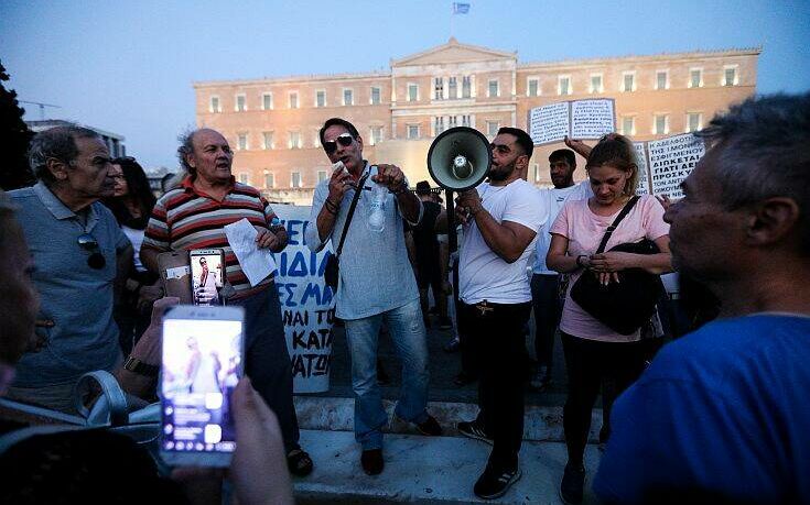 Νέα, αυθόρμητη συγκέντρωση στο Σύνταγμα, μπροστά στη Βουλή, οργάνωσαν «αρνητές μάσκας», μέσω του Facebook.