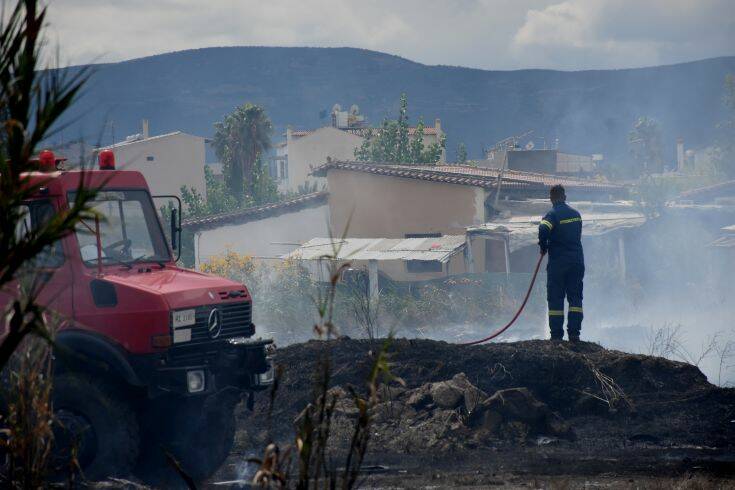 Υπό μερικό έλεγχο η φωτιά σε δασική έκταση στο Λαύριο