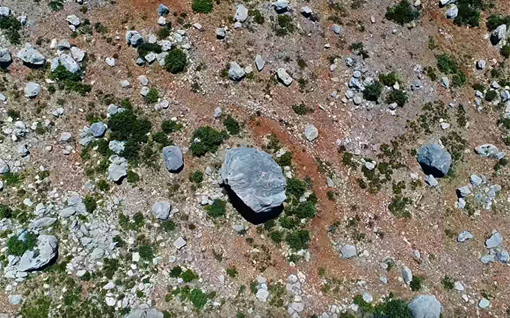 Το απόκοσμο ερημικό τοπίο στην Πελοπόννησο με τους γιγάντιους βράχους