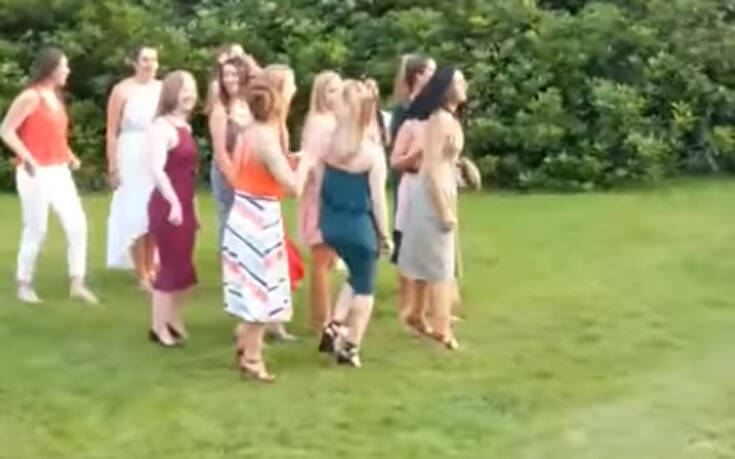 Η μοναδική αντίδραση ενός άντρα όταν η κοπέλα του πιάνει την νυφική ανθοδέσμη