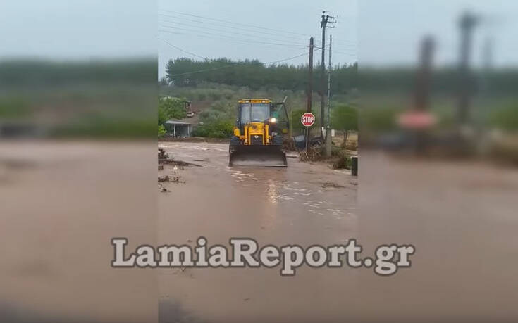 Λαμία: Χείμαρρος παρέσυρε άνθρωπο και τον έσωσε ο χειριστής μπουλντόζας