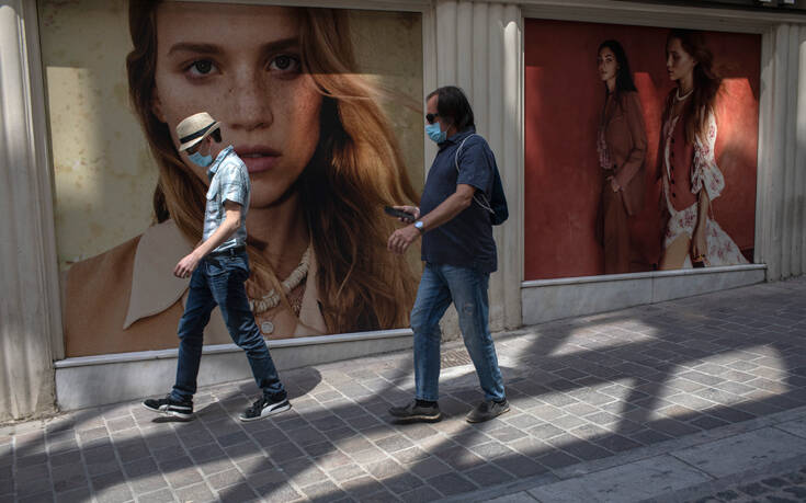 Πόσο νόημα έχει να φοράμε μάσκα και σε εξωτερικούς χώρους &#8211; Οι ειδικοί απαντούν