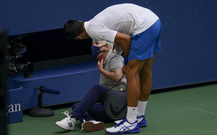 Ο Τζόκοβιτς αποβλήθηκε από το US Open επειδή χτύπησε με το μπαλάκι την επόπτρια γραμμών