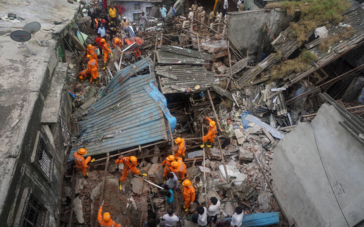Δέκα οι νεκροί από κατάρρευση πολυκατοικίας στην Ινδία, αγωνία για τους παγιδευμένους