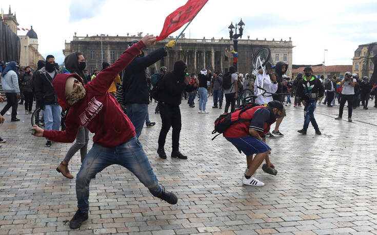 Χιλιάδες στους δρόμους της Κολομβίας κατά της αστυνομικής βίας – Συγκρούσεις, πέτρες και χημικά