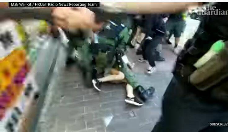 Σοκαριστικές εικόνες αστυνομικής βίας στο Χονγκ Κονγκ: Αστυνομικοί ισοπεδώνουν 12χρονη μαθήτρια