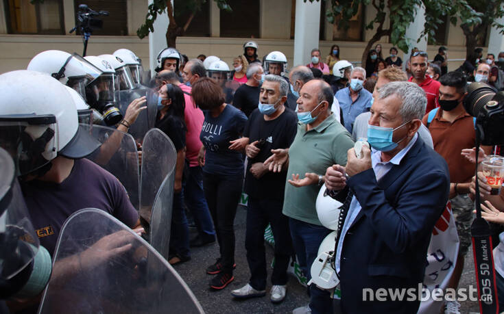 Παραμένει κόσμος έξω από το υπουργείο Υγείας για τη συγκέντρωση της ΠΟΕΔΗΝ