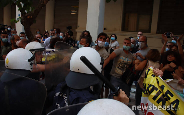 Νέα επεισόδια στη συγκέντρωση της ΠΟΕΔΗΝ έξω από το υπουργείο Υγείας – Μεγαλύτερη ένταση και χημικά