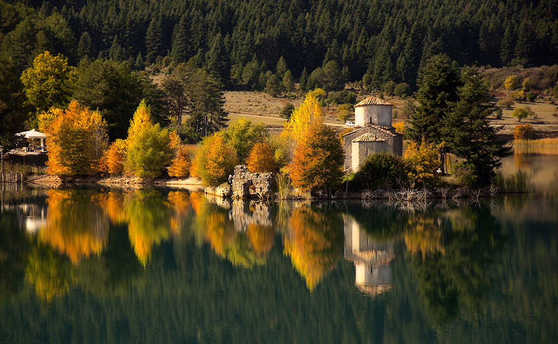 Λίμνες της Ελλάδας «ντυμένες» σε χρώματα φθινοπωρινά