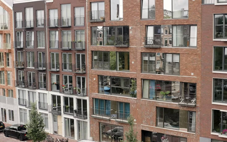 Ένα παράθυρο που μετατρέπεται&#8230; σε μπαλκόνι