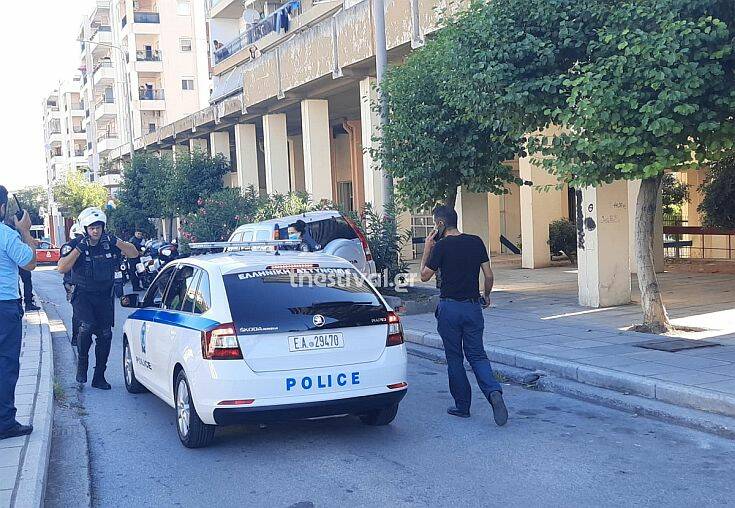 Θεσσαλονίκη: Παραδόθηκε ο άνδρας που απειλούσε να πέσει από ταράτσα