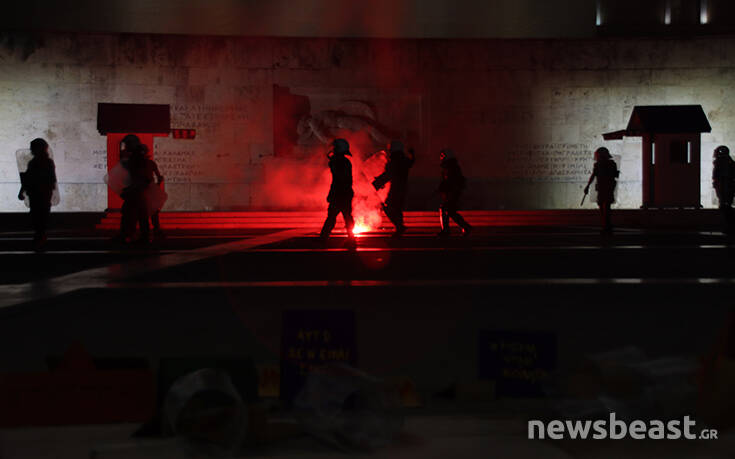 Μικροένταση έξω από τη Βουλή στην πορεία αλληλεγγύης για τους πρόσφυγες