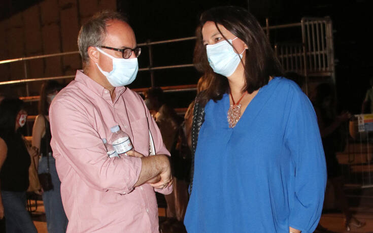 Η Νίκη Κεραμέως σε σπάνια δημόσια εμφάνιση με τον σύζυγό της και φορώντας μάσκες