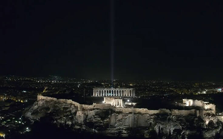 Πιο λαμπερή από ποτέ η Ακρόπολη σκορπά την ακτινοβολία της σε όλο τον κόσμο &#8211; Δείτε εικόνες από την φωταγώγησή της