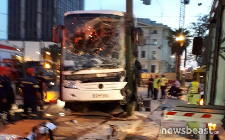 Ακτή Μιαούλη Πειραιάς: Πούλμαν καρφώθηκε σε κολόνα &#8211; Σε εξέλιξη ο απεγκλωβισμός του οδηγού