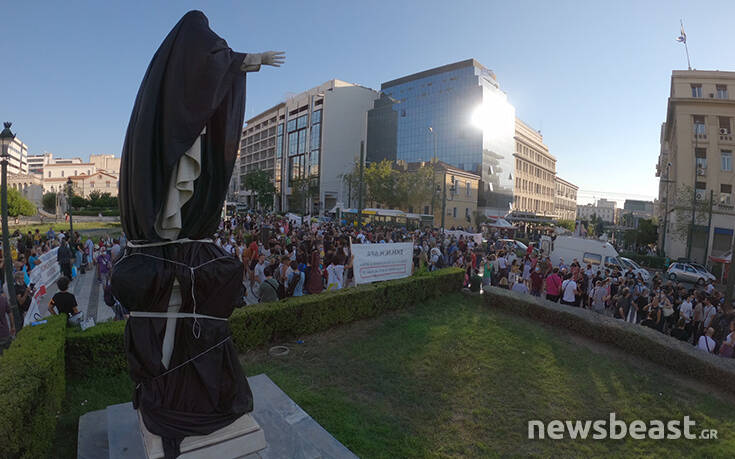 Εικόνες από τη συγκέντρωση καλλιτεχνών στα Προπύλαια – Κάλυψαν με μαύρα πανό αγάλματα