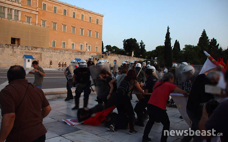 Επεισόδια με συμπλοκές και χημικά μπροστά από το μνημείο του Άγνωστου Στρατιώτη