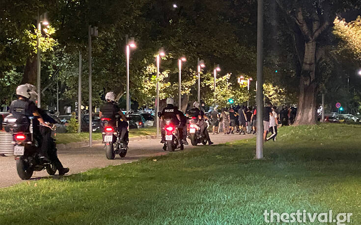 Τα ΜΑΤ κύκλωσαν άτομα σε αντιφασιστική παρέμβαση στη Θεσσαλονίκη – 51 συλλήψεις και ποινικές διώξεις