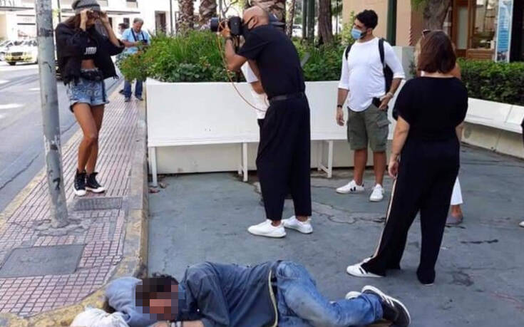 Δημήτρης Σκουλός: Σάλος με τη φωτογράφιση δίπλα σε άστεγο στο κέντρο της Αθήνας