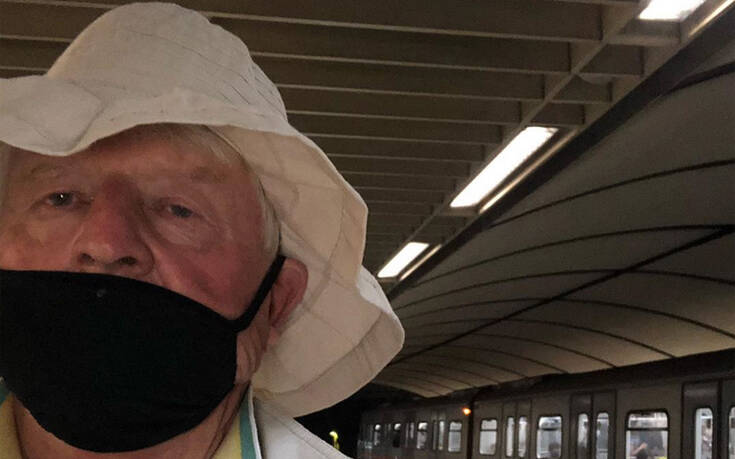 Ο πατέρας του Μπόρις Τζόνσον πήγε στην Ακρόπολη και τα άκουσε γιατί δεν φόραγε σωστά τη μάσκα