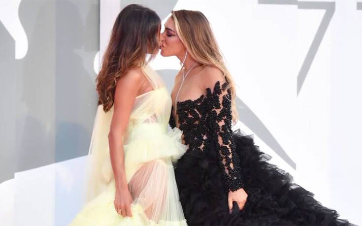 Elisa De Panicis και Mila Suarez αναστάτωσαν το Φεστιβάλ Βενετίας με το γαλλικό φιλί τους