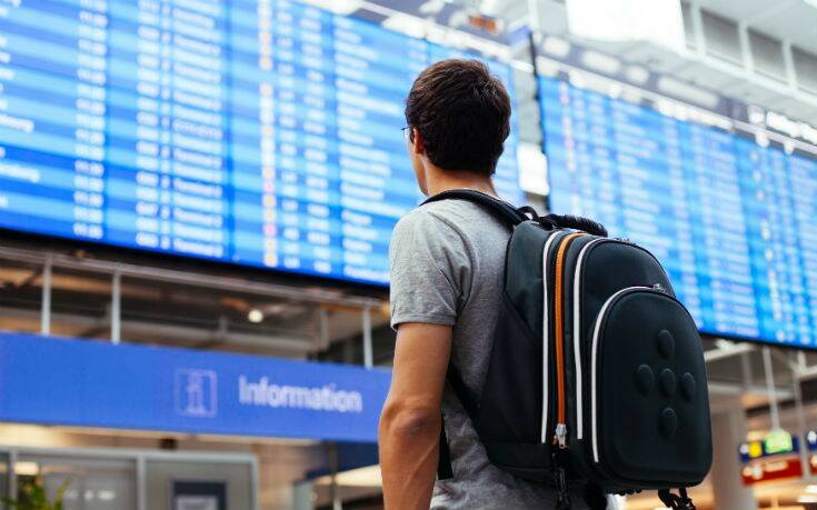 Περιοριστικά μέτρα για πτήσεις από το εξωτερικό εξετάζει η κυβέρνηση – Οι χώρες που βρίσκονται στην «κόκκινη» λίστα
