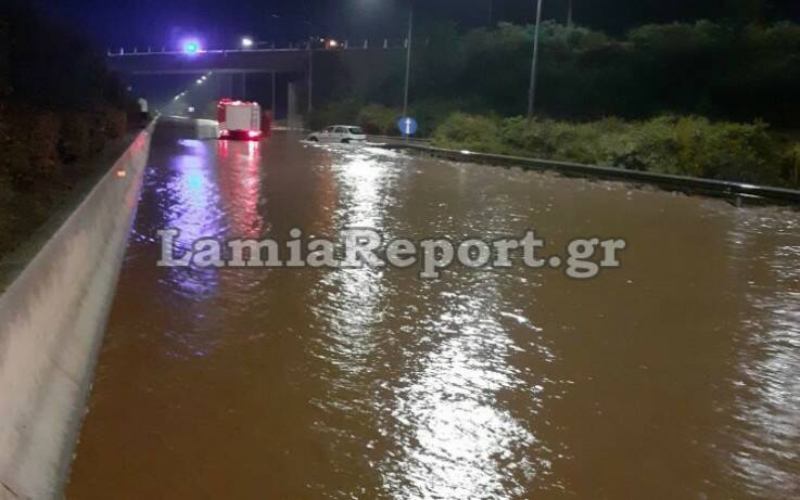 Απίστευτες εικόνες στην εθνική οδό Θεσσαλονίκης &#8211; Λαμίας: Ποτάμι λάσπης και αυτοκίνητα σε&#8230; αναμονή