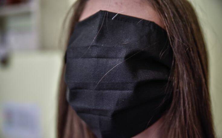 Επίθεση ΣΥΡΙΖΑ και ΚΙΝΑΛ στην κυβέρνηση για τις «μάσκες μίνι αλεξίπτωτα» και το «φιάσκο»