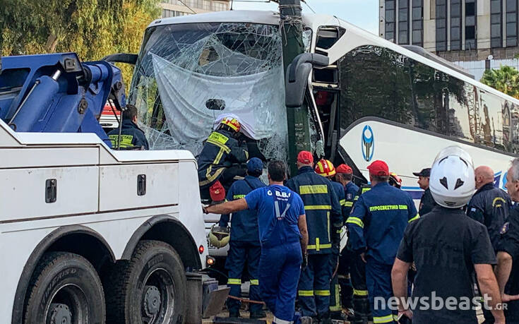 Πρώτες εικόνες από τον απεγκλωβισμό του οδηγού πούλμαν μετά από 3 ώρες στην Ακτή Μιαούλη