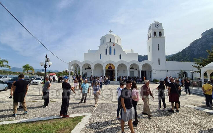 Κάτοικοι στα Καμένα Βούρλα διαμαρτύρονται για τη μεταφορά ασυνόδευτων παιδιών στην περιοχή