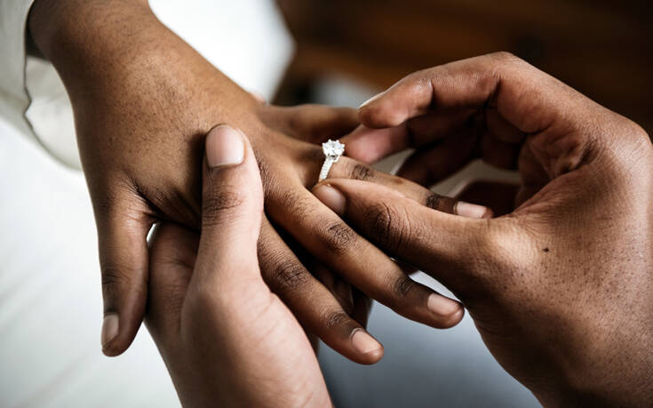 Η αναγγελία γάμου που πρόδωσε μια απιστία κι έγινε viral