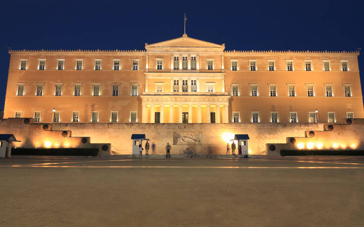 Με «χρυσή κορδέλα» θα φωτιστεί μεθαύριο βράδυ το κτίριο της Βουλής των Ελλήνων