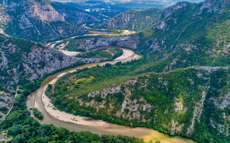 Ο ποταμός που ελίσσεται σαν φίδι και χαρίζει εικόνες που συγκλονίζουν