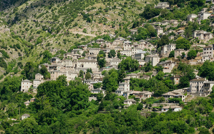 Το χωριό στα Τζουμέρκα που μοιάζει ένα με τον ορεινό όγκο