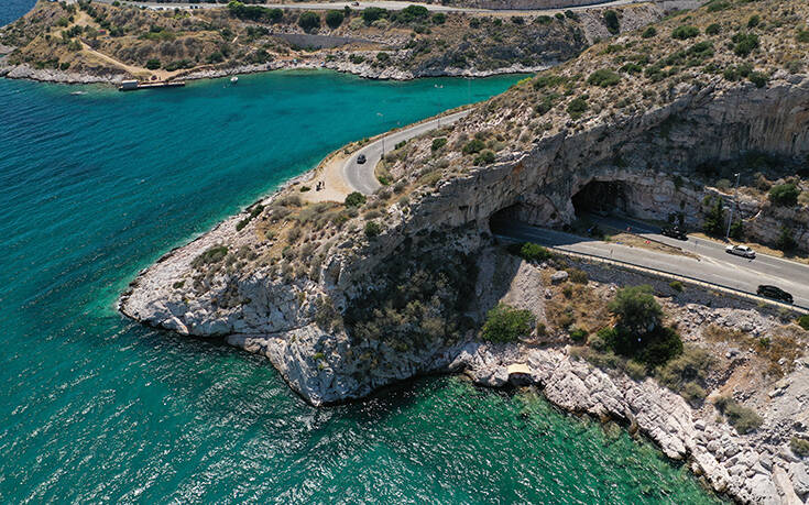 Διακοπή της κυκλοφορίας στη λεωφόρο Αθηνών-Σουνίου – Σοβαρές βλάβες στις «Τρύπες του Καραμανλή»