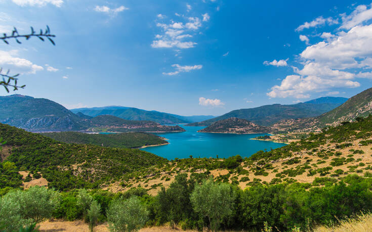 Η λίμνη-πεταλούδα της Ελλάδας και η μοναδική ομορφιά της