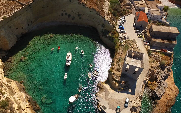 Η άγνωστη παραλία της Μάνης με τις εντυπωσιακές σπηλιές