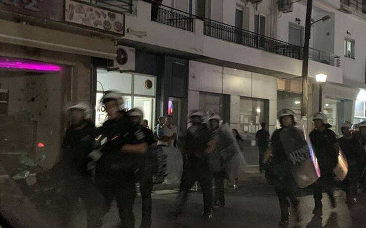 Επεισόδια στην Κρήτη: Πετροπόλεμος και χημικά στην πορεία για τις συμπλοκές ντόπιων και αλλοδαπών στο Τυμπάκι